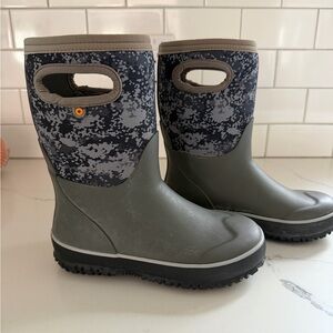 BOGS, Size 2, Kids Waterproof Camo Boots